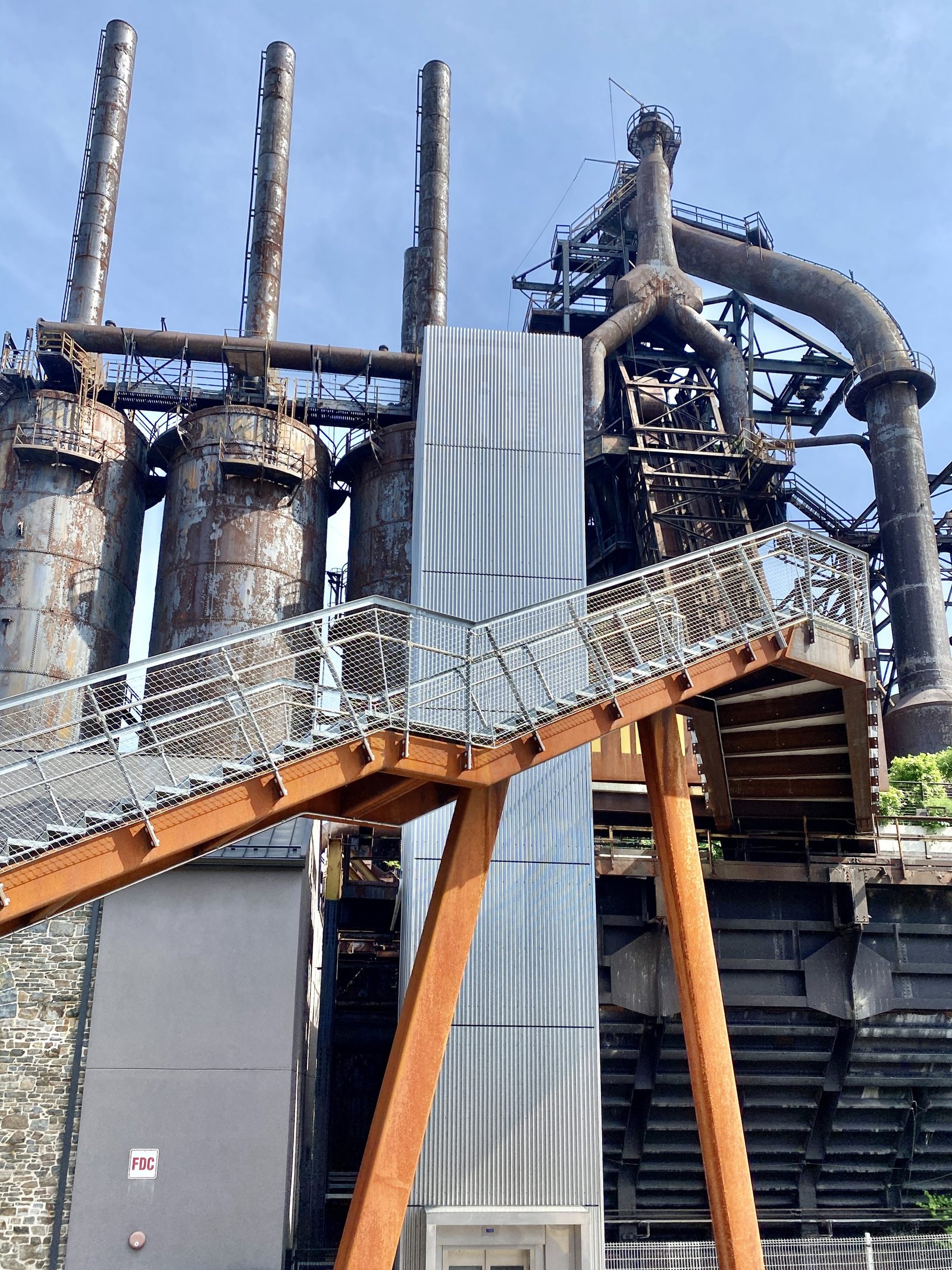 Escada e plataforma industrial