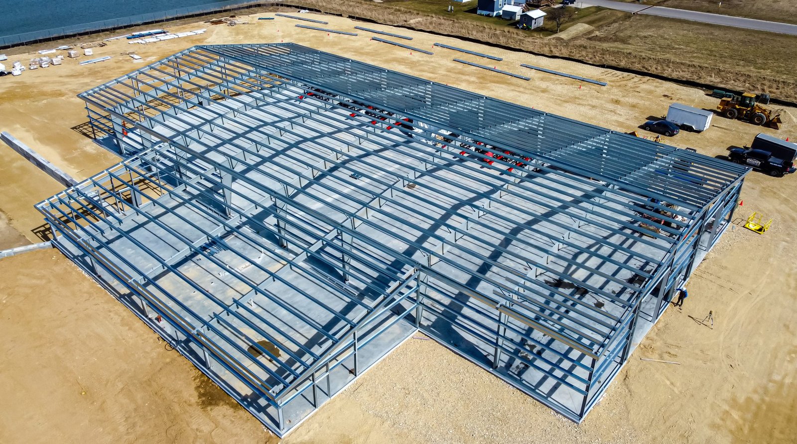 Estrutura metálica industrial em montagem